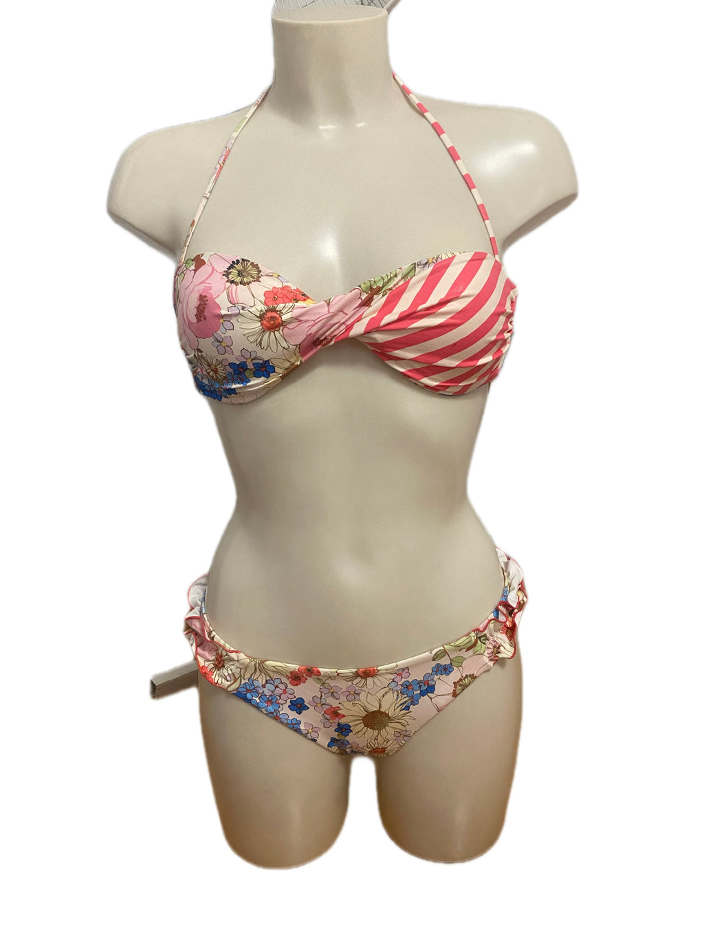 Bikini a fascia imbottita con slip brasiliana